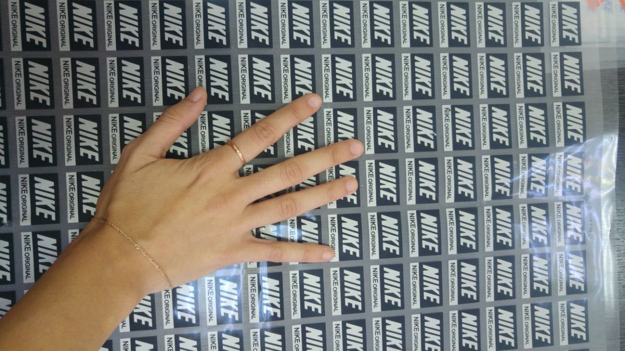 סוכלה הברחת ענק של תוויות מזויפות למותגים ידועים